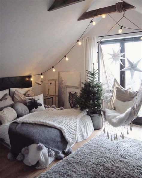 Amazing Winter Bedroom Decorating Ideas For Your Comfortable Sleep 40