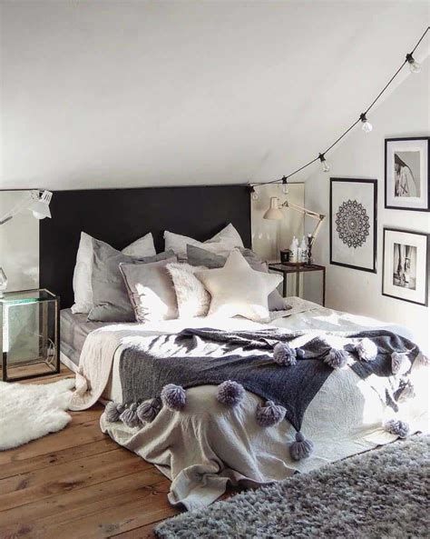 Amazing Winter Bedroom Decorating Ideas For Your Comfortable Sleep 41