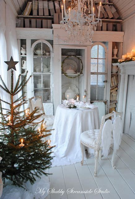 Beautiful Christmas Decorating Ideas For Tiny House 14