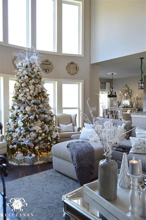 Best Christmas Living Room Decoration Ideas For Your Home 42