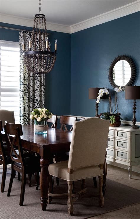 Chic Blue Christmas Dining Room Ideas For Inspiration 11
