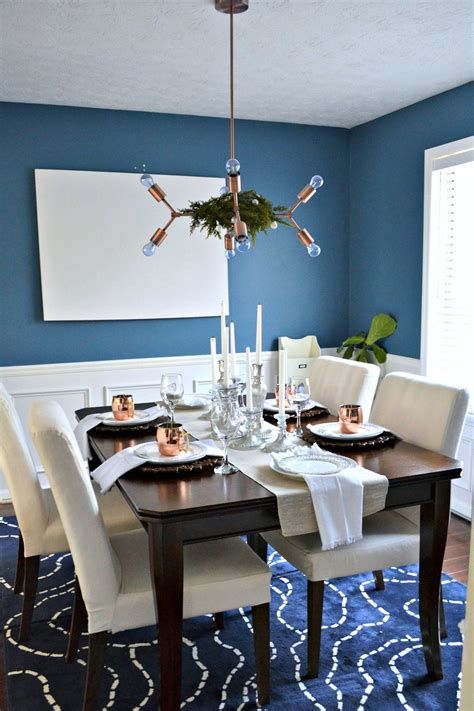 Chic Blue Christmas Dining Room Ideas For Inspiration 28