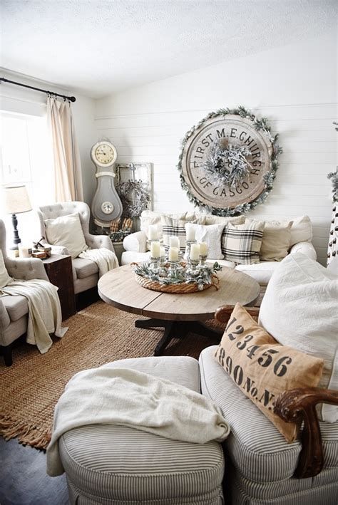Comfortable Winter Living Room Decor Ideas For Inspiration 31