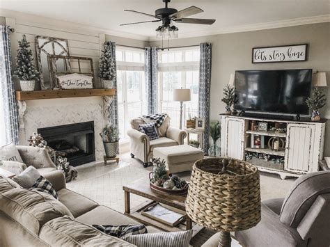 Comfortable Winter Living Room Decor Ideas For Inspiration 43