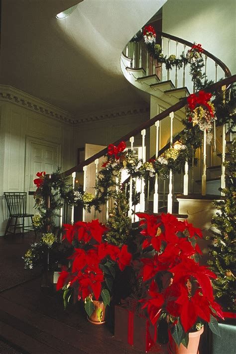 Gorgeous Christmas Staircase Decor Ideas For Inspiration 02