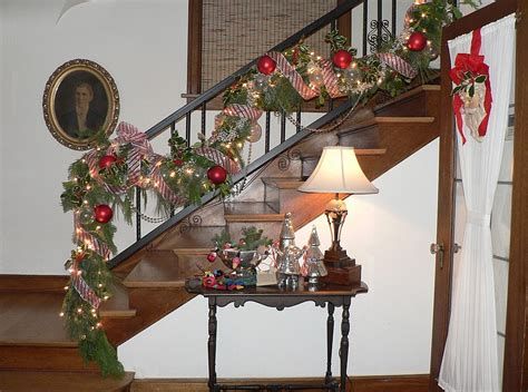 Gorgeous Christmas Staircase Decor Ideas For Inspiration 03