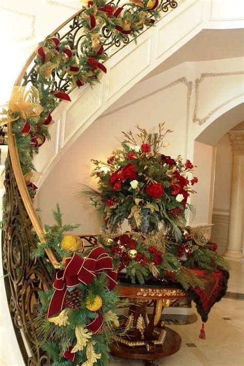 Gorgeous Christmas Staircase Decor Ideas For Inspiration 04