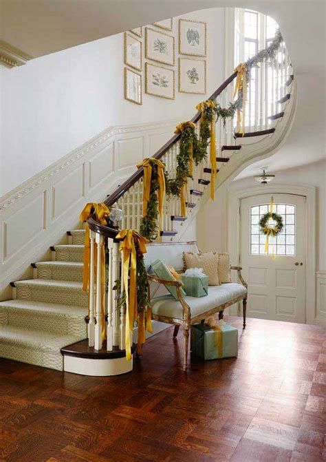 Gorgeous Christmas Staircase Decor Ideas For Inspiration 06