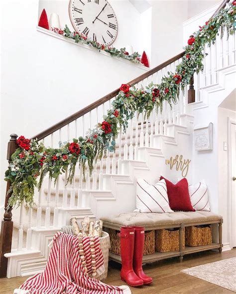 Gorgeous Christmas Staircase Decor Ideas For Inspiration 07