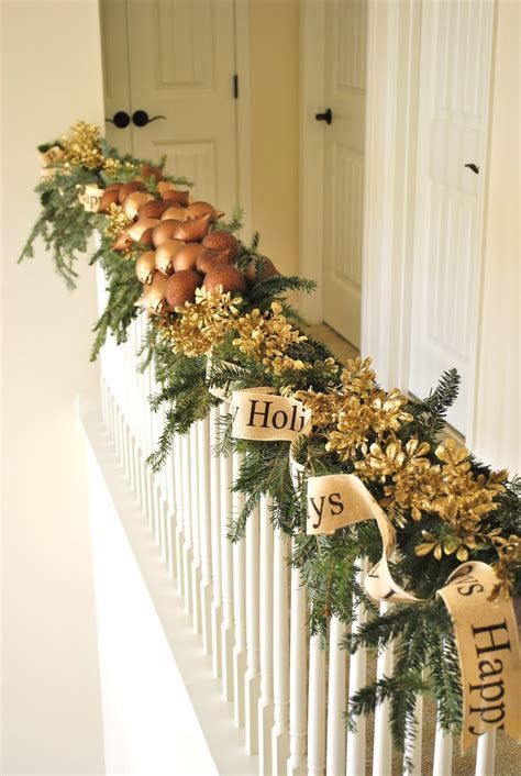 Gorgeous Christmas Staircase Decor Ideas For Inspiration 08