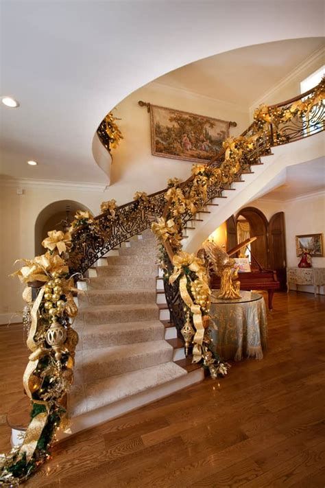 Gorgeous Christmas Staircase Decor Ideas For Inspiration 09