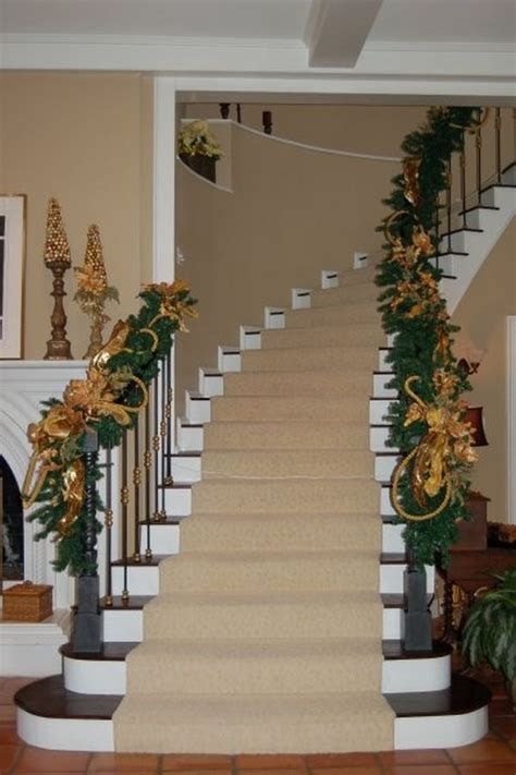 Gorgeous Christmas Staircase Decor Ideas For Inspiration 12