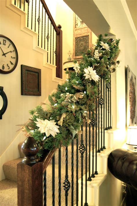 Gorgeous Christmas Staircase Decor Ideas For Inspiration 14