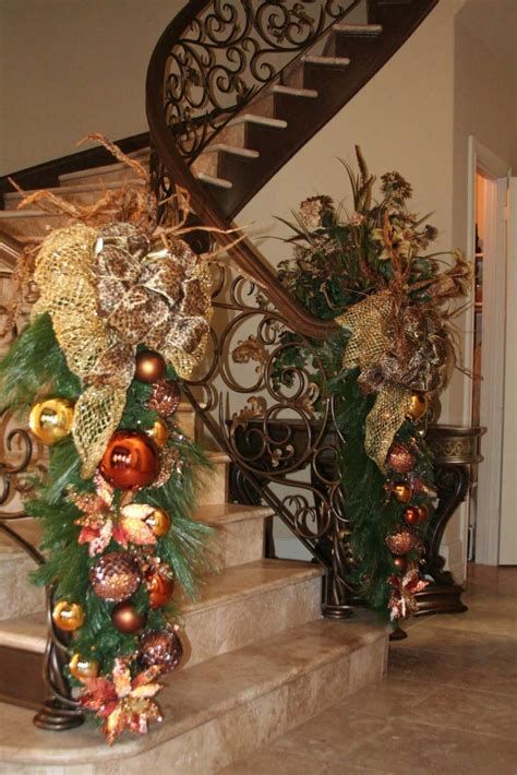 Gorgeous Christmas Staircase Decor Ideas For Inspiration 17