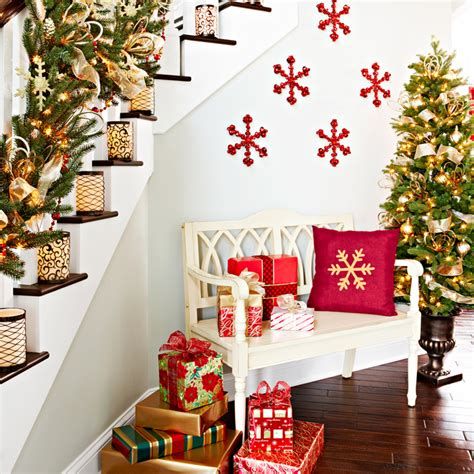 Gorgeous Christmas Staircase Decor Ideas For Inspiration 18