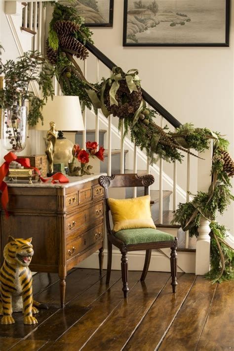 Gorgeous Christmas Staircase Decor Ideas For Inspiration 19