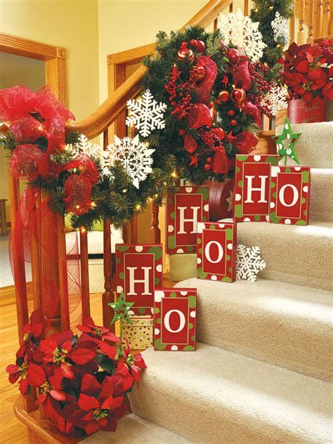 Gorgeous Christmas Staircase Decor Ideas For Inspiration 20