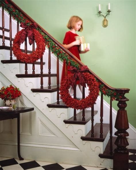 Gorgeous Christmas Staircase Decor Ideas For Inspiration 21