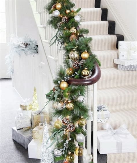 Gorgeous Christmas Staircase Decor Ideas For Inspiration 22