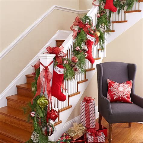 Gorgeous Christmas Staircase Decor Ideas For Inspiration 24