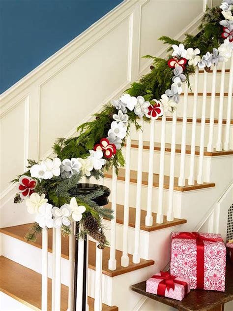 Gorgeous Christmas Staircase Decor Ideas For Inspiration 26