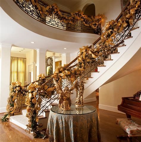 Gorgeous Christmas Staircase Decor Ideas For Inspiration 29