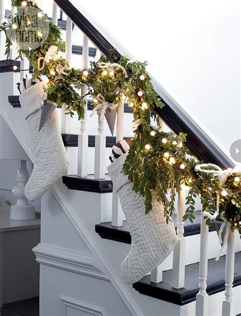 Gorgeous Christmas Staircase Decor Ideas For Inspiration 30