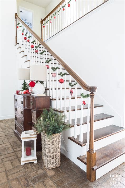 Gorgeous Christmas Staircase Decor Ideas For Inspiration 32