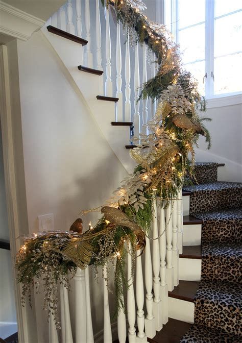 Gorgeous Christmas Staircase Decor Ideas For Inspiration 34