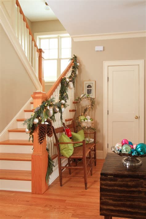 Gorgeous Christmas Staircase Decor Ideas For Inspiration 35