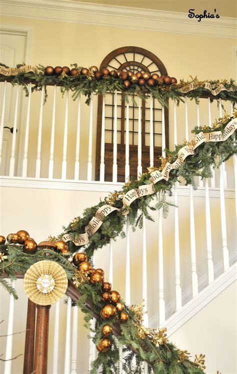 Gorgeous Christmas Staircase Decor Ideas For Inspiration 36