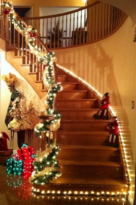 Gorgeous Christmas Staircase Decor Ideas For Inspiration 37