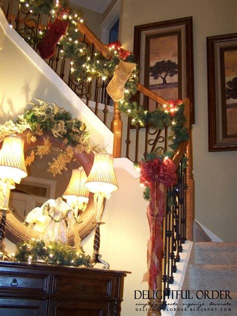 Gorgeous Christmas Staircase Decor Ideas For Inspiration 38