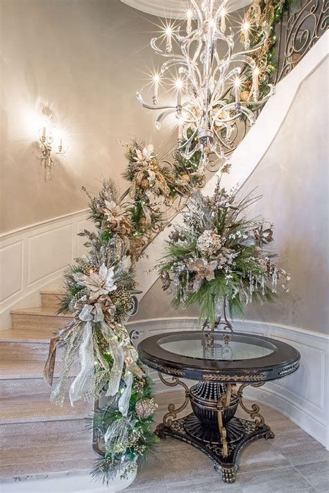 Gorgeous Christmas Staircase Decor Ideas For Inspiration 39