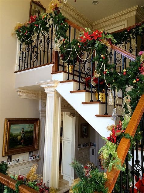 Gorgeous Christmas Staircase Decor Ideas For Inspiration 40