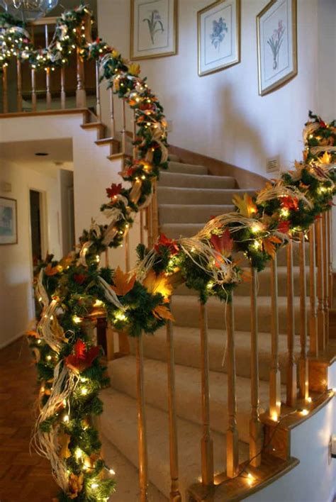 Gorgeous Christmas Staircase Decor Ideas For Inspiration 42