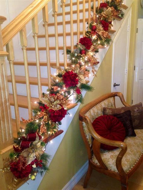 Gorgeous Christmas Staircase Decor Ideas For Inspiration 43