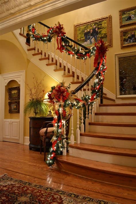 Gorgeous Christmas Staircase Decor Ideas For Inspiration 44