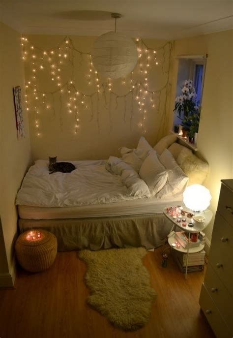 Marvelous Christmas Lighting Decoration Ideas For Your Bedroom 31