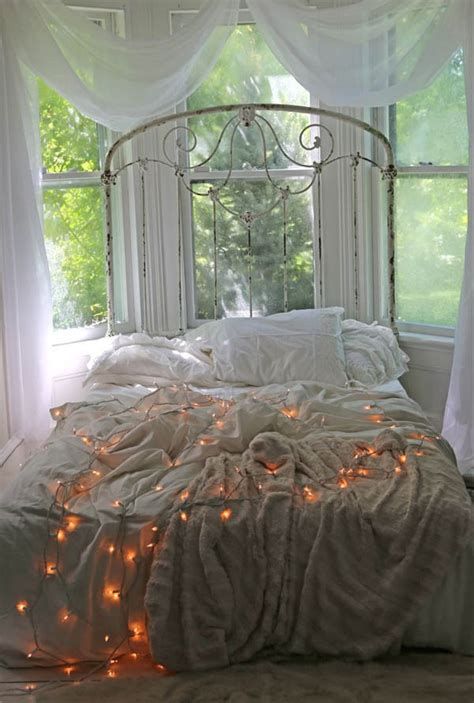 Marvelous Christmas Lighting Decoration Ideas For Your Bedroom 34