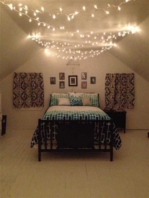 Marvelous Christmas Lighting Decoration Ideas For Your Bedroom 40