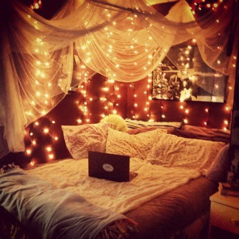 Marvelous Christmas Lighting Decoration Ideas For Your Bedroom 43