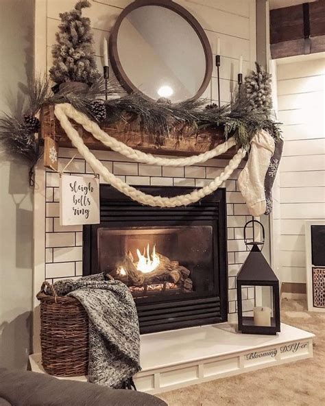 Marvelous Rustic Christmas Fireplace Mantel Decorating Ideas 08