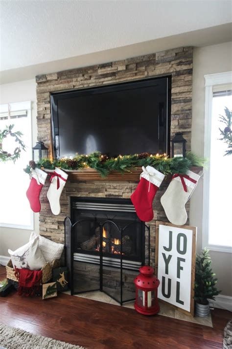 Marvelous Rustic Christmas Fireplace Mantel Decorating Ideas 15