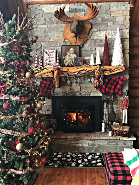 Marvelous Rustic Christmas Fireplace Mantel Decorating Ideas 16