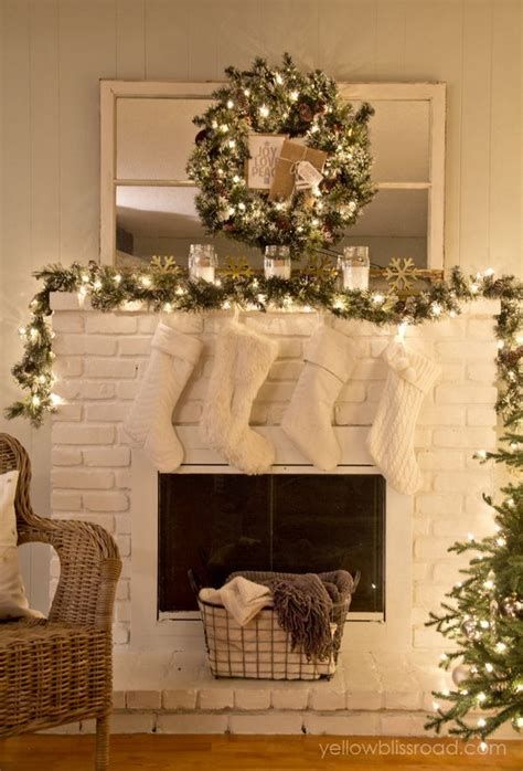 Marvelous Rustic Christmas Fireplace Mantel Decorating Ideas 22