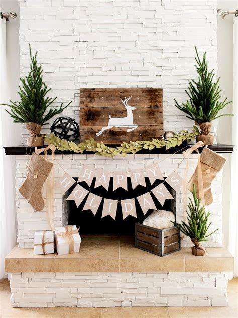 Marvelous Rustic Christmas Fireplace Mantel Decorating Ideas 24