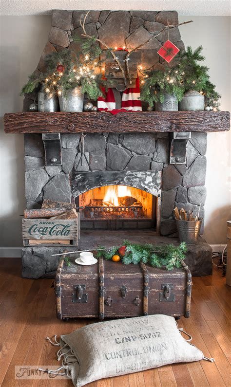 Marvelous Rustic Christmas Fireplace Mantel Decorating Ideas 27