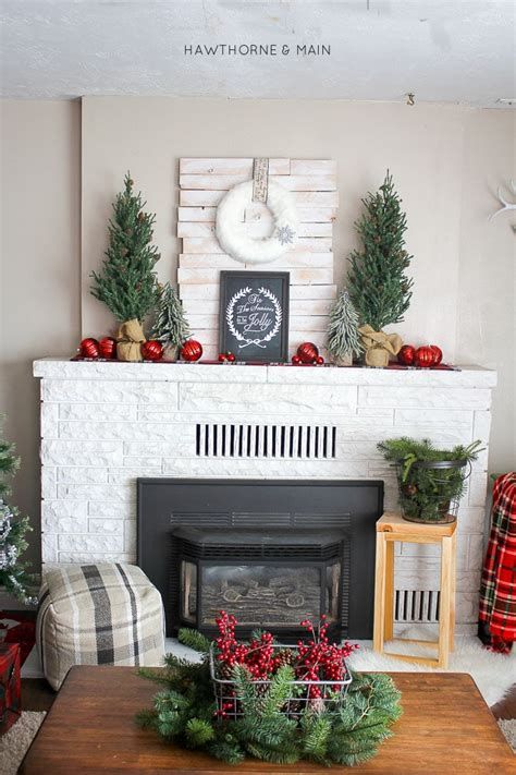 Marvelous Rustic Christmas Fireplace Mantel Decorating Ideas 28