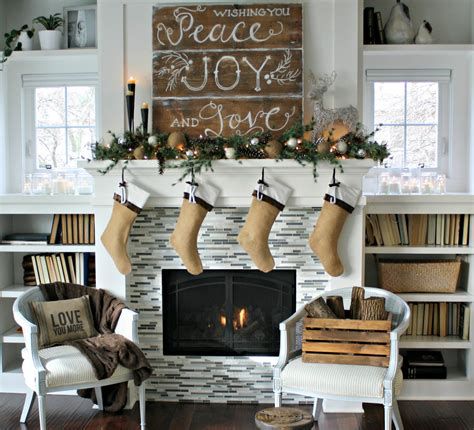 Marvelous Rustic Christmas Fireplace Mantel Decorating Ideas 32